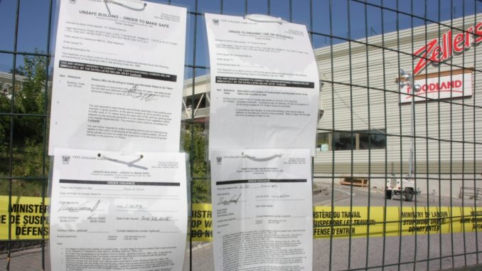 images_News_Canada_mall-roof