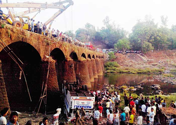 images_News_India_Maharashtra bus accident