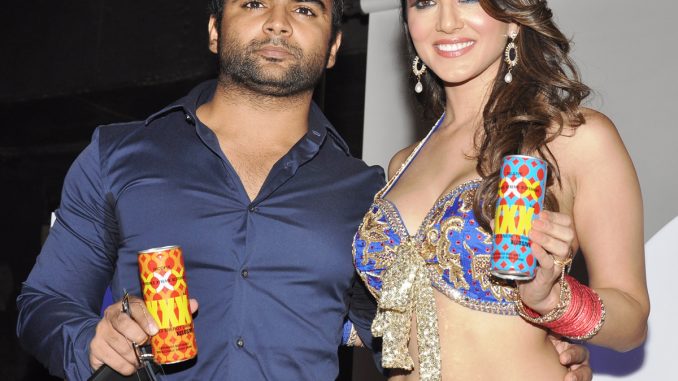 images_Cinema_Masala_Sachiin J Joshi and Sunny Leone at the shoot of Sachiin J Joshis XXX Energy Drink by Viiking Ventures 4