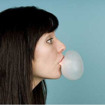 images_Lifestyle_Food_lull_in_concentrat_on_chew_gum