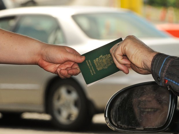 images_News_Canada_passportbrder
