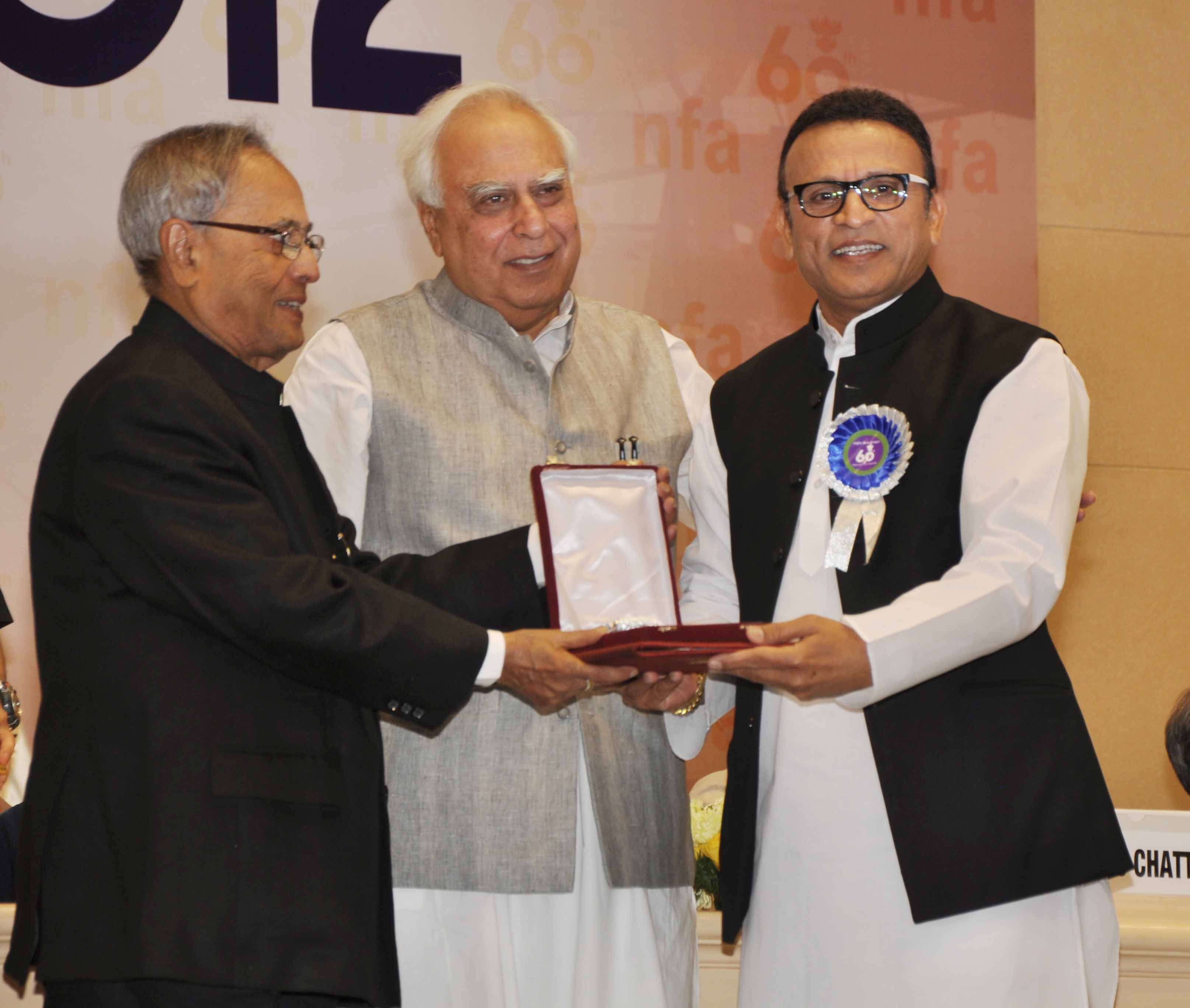 images_Cinema_Masala_Annu Kapoor collected his National Award from President Pranab Mukherjee h-4