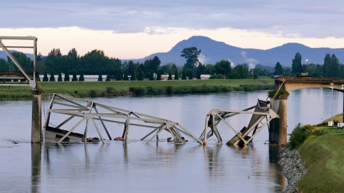 images_News_Canada_bridgecollaps