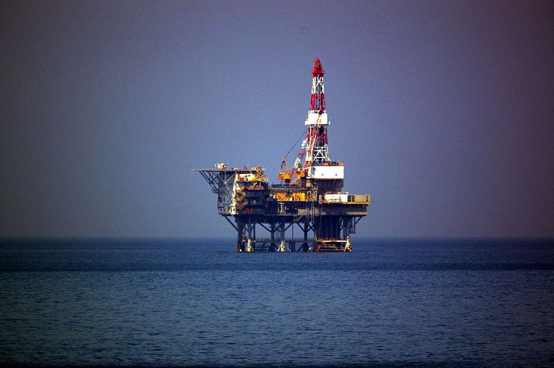 images_Business_Economy_Oil-Rig-by-tsuda-via-Wikimedia-Commons
