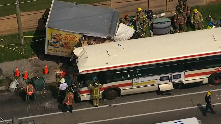 images_News_Canada_truck-ttc-crash