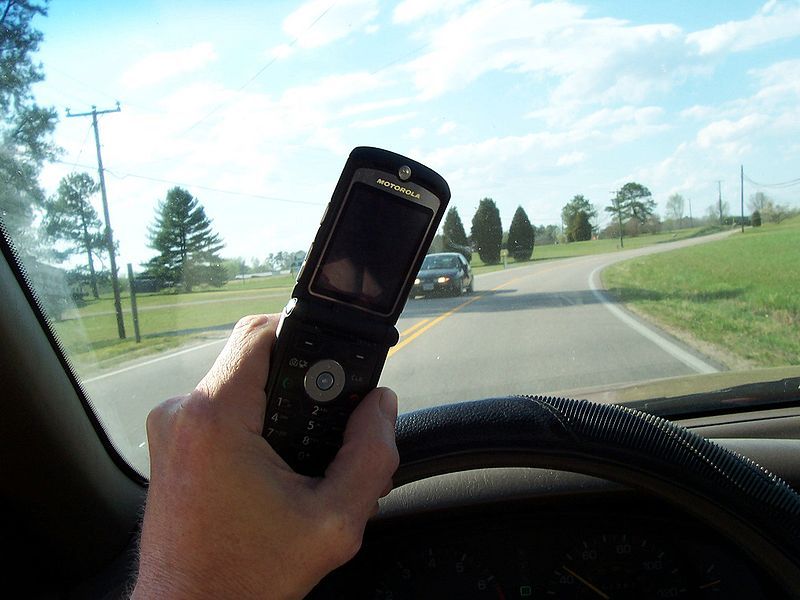 images_News_Canada_800px-Cell_phone_use_while_driving