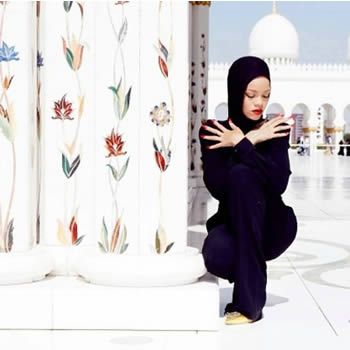 images_Cinema_HollywoodGossip_Rihanna_had_to_leave_the_Mosque_In_The_Middle_of_Photo_Shoot