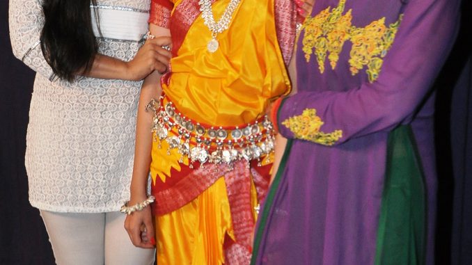 images_Cinema_Masala_Shweta Tiwari Giaa Singh Deeya Singh at Giaas arangetram rehearsals in Iskcon