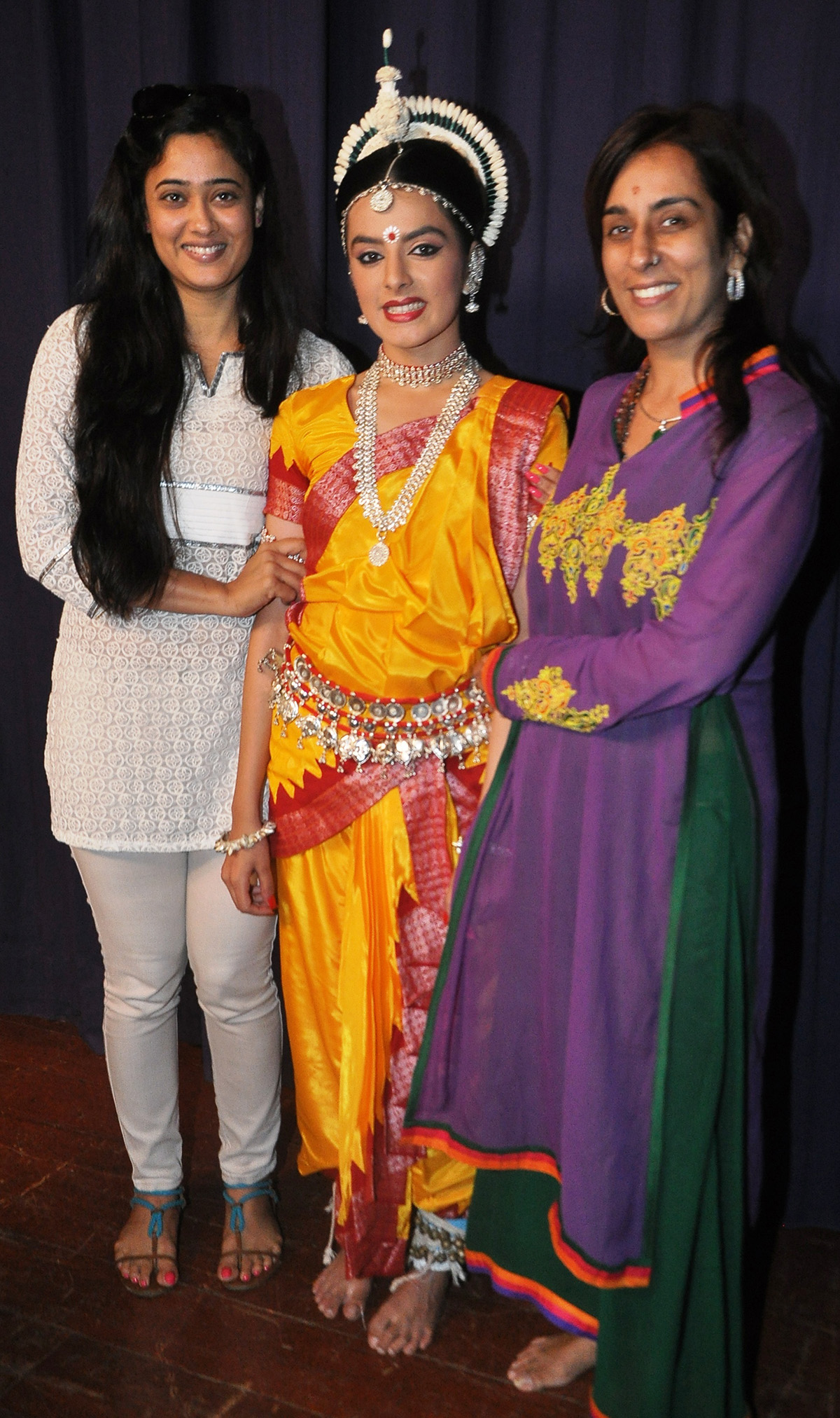 images_Cinema_Masala_Shweta Tiwari Giaa Singh Deeya Singh at Giaas arangetram rehearsals in Iskcon