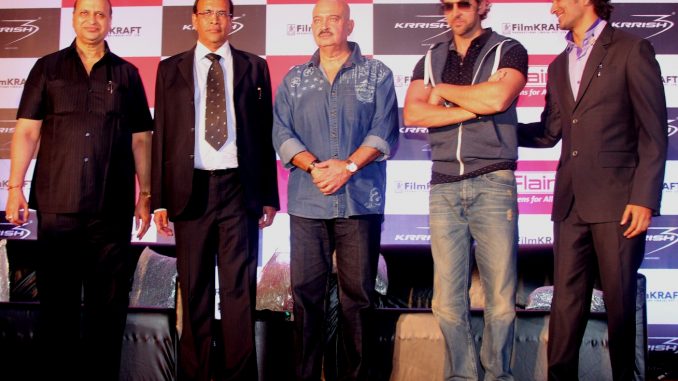 images_Cinema_Masala_KJ Rathod VJ Rathod Rakesh Roshan Hrithik Roshan and Mohit Rathod of Flair Pens at the Krishh3 pen launch