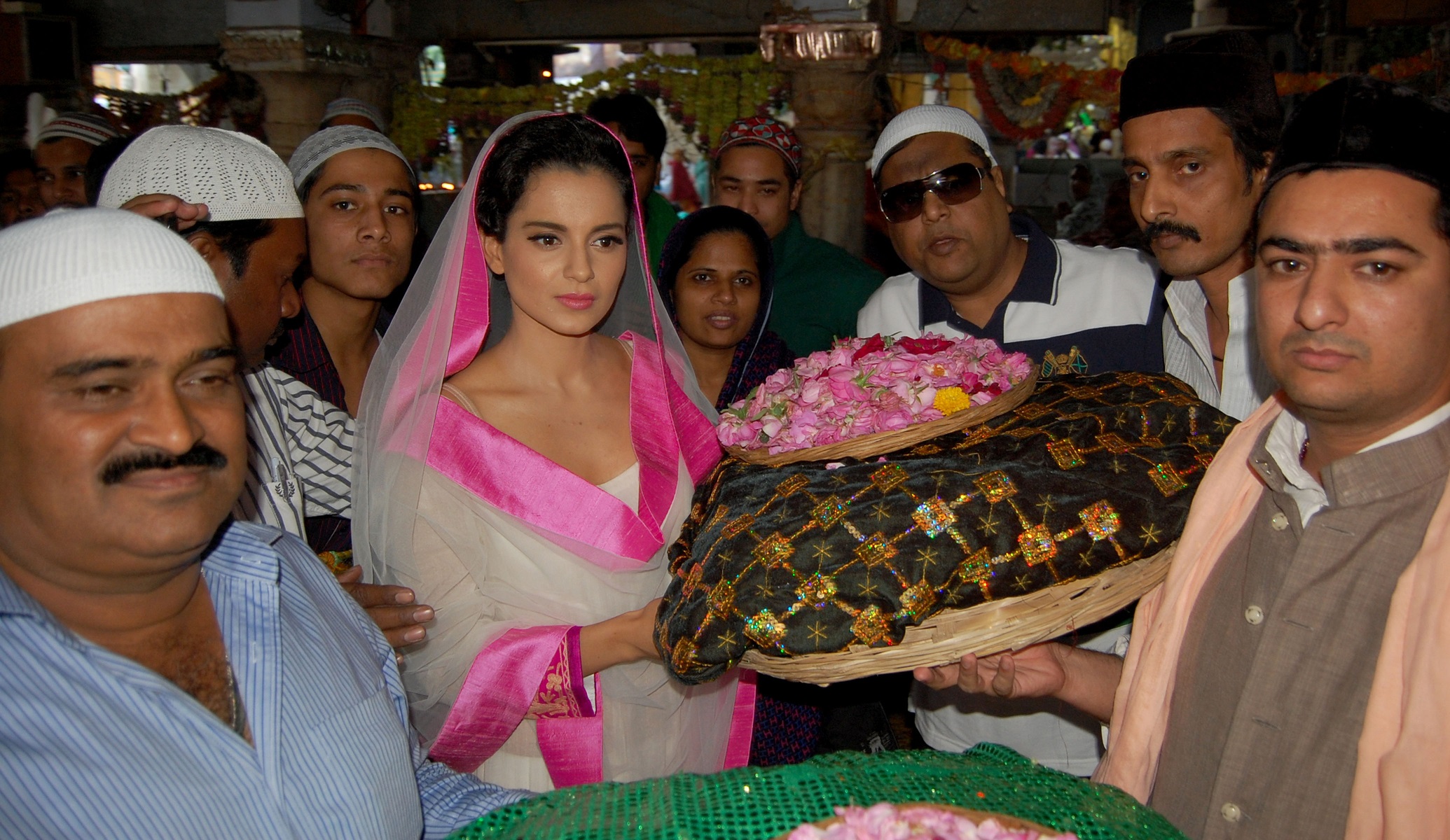 images_Director Vishwas Patil Actress Kangana Ranaut Vists Ajmer Sharif Dargah To Take Blessings For Their Upcoming Movie RAJJO DSC_0139
