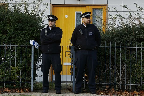 images_News_England_Police-stand-guard