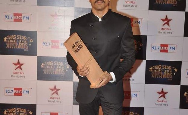 images_Cinema_Masala_Farhan Akhtar bags the Best Actor award at the Big Star Entertainment Awards-2013