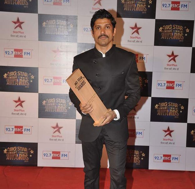 images_Cinema_Masala_Farhan Akhtar bags the Best Actor award at the Big Star Entertainment Awards-2013