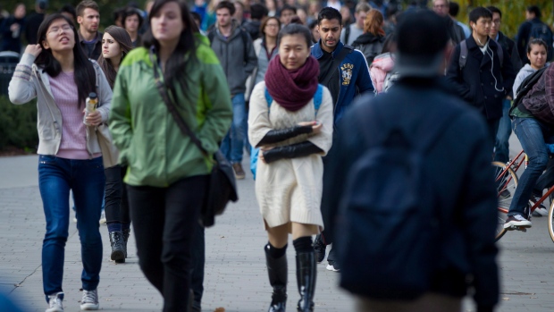 images_News_Canada_walking