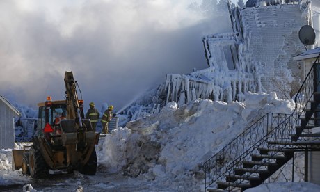 images_News_Canada_Firefighter-sprays-water--011