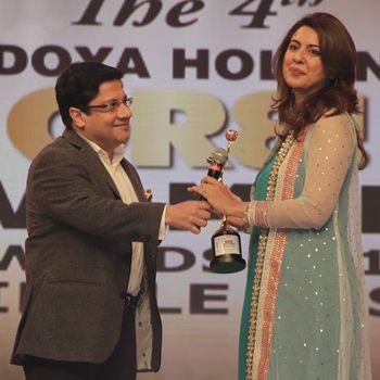 images_News_Pakistan_Feb_15th_2014_Ashish_Bagga_CEO_India_Today_Group_presents_Sidra_Iqbal_the_GR8_Women_Award_2014_for_Journalism_in_Dubai_2