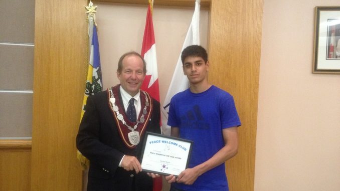 images_Lifestyle_Teens_Mayor Rick Bonnette of Town of Halton Hills presenting the Peace Builder of the Year award to Japneet Kehal