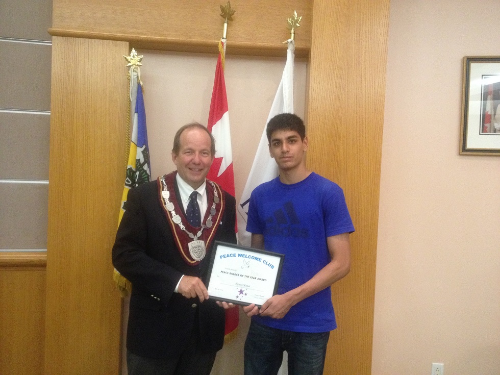images_Lifestyle_Teens_Mayor Rick Bonnette of Town of Halton Hills presenting the Peace Builder of the Year award to Japneet Kehal
