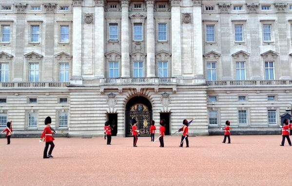 Quebec’s Van Doos Stand Guard at Buckingham Palace Quebec’s Van Doos Stand Guard at Buckingham Palace