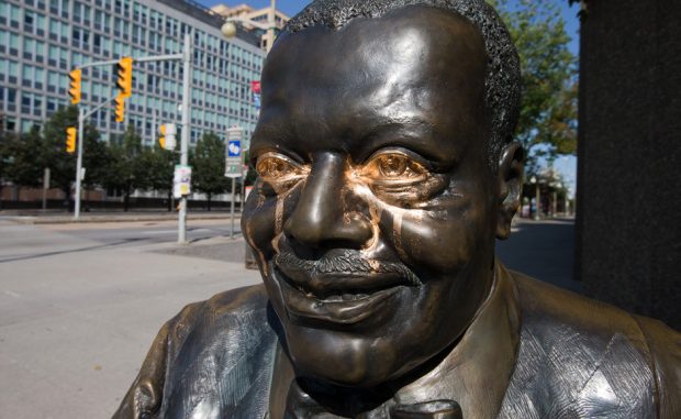 images_News_Canada_0827_peterson_statue089
