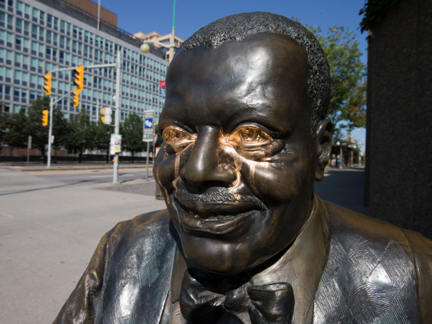 images_News_Canada_0827_peterson_statue089