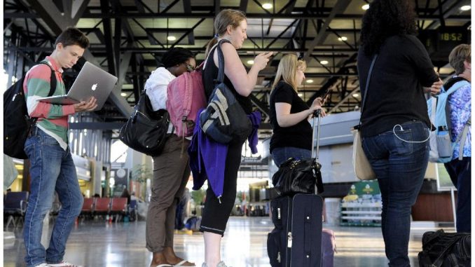 images_News_Canada_people-wait-in-a-queue-at-the-ottawa-train-station-as-via-rail-service-was-disru2