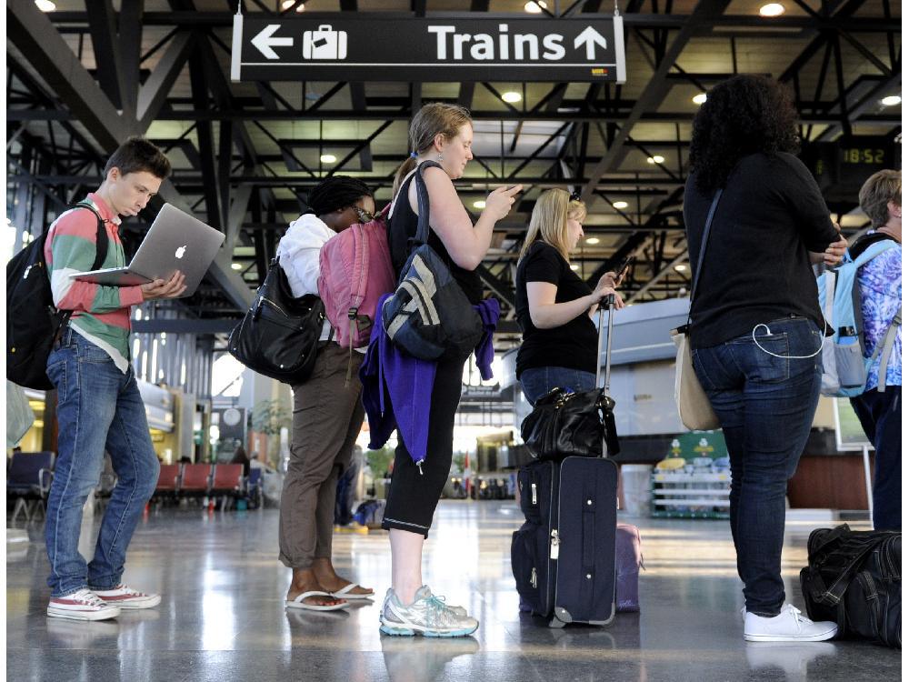 images_News_Canada_people-wait-in-a-queue-at-the-ottawa-train-station-as-via-rail-service-was-disru2