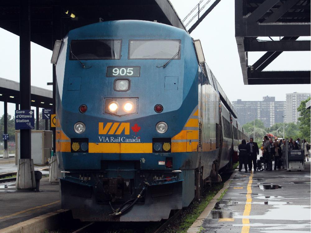 images_News_Canada_redford.jpg_ottawa-on-july-24-2009-via-customers-board-the-last-train-bound-for-montrea 1