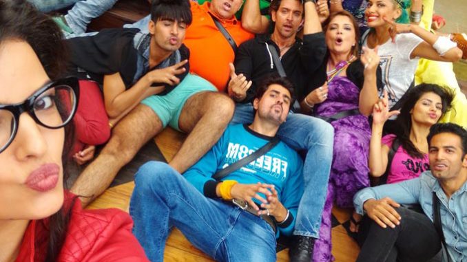 images_Cinema_Masala_Bigg Boss contestants click a selfie with guest Hrithik Roshan