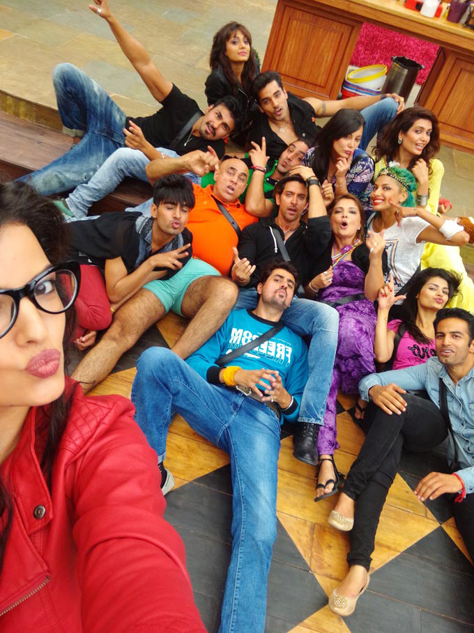 images_Cinema_Masala_Bigg Boss contestants click a selfie with guest Hrithik Roshan