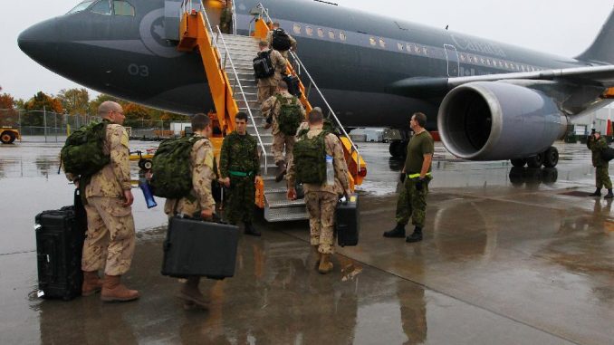 images_News_Canada_canadian-forces-members-walk-on-the-tarmac-onto-a-waiting-ai