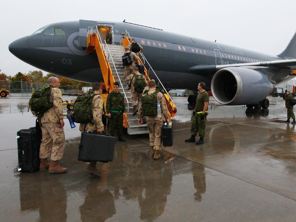 images_News_Canada_canadian-forces-members-walk-on-the-tarmac-onto-a-waiting-ai