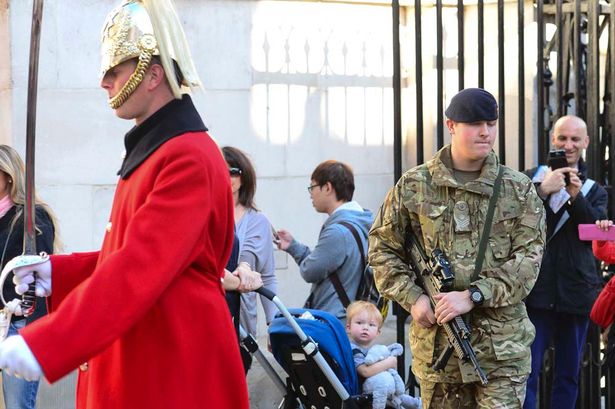 images_News_England_Armed-soldiers