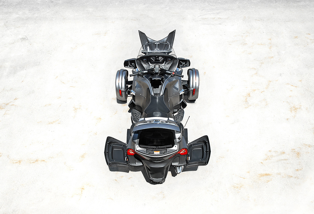Two wheels up front, a fat rear tire and 155 litres of storage space. The 2014 Can-Am Spyder RT, there's nothing quite like it. Two wheels up front, a fat rear tire and 155 litres of storage space. The 2014 Can-Am Spyder RT, there's nothing quite like it.