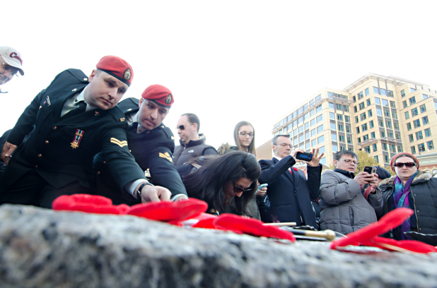 images_News_Canada_aa_12_ott_rdaytombsoldiers_sean