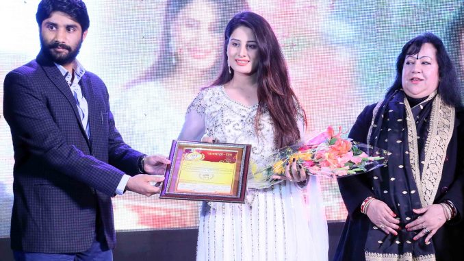 images_Cinema_Masala_Arjumman Mughal bags Shaurya Award for Ya Rab - Pic 1