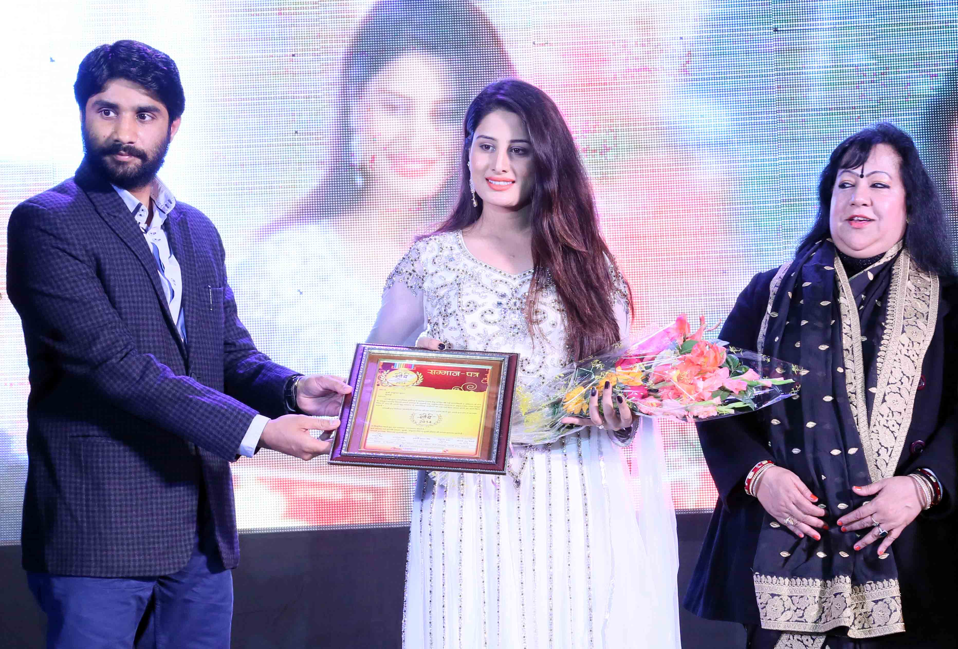 images_Cinema_Masala_Arjumman Mughal bags Shaurya Award for Ya Rab - Pic 1