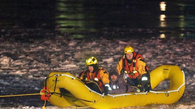 Ottawa Firefighters Rescue Four Paddlers from Freezing Ottawa River on NYE Ottawa Firefighters Rescue Four Paddlers from Freezing Ottawa River on NYE
