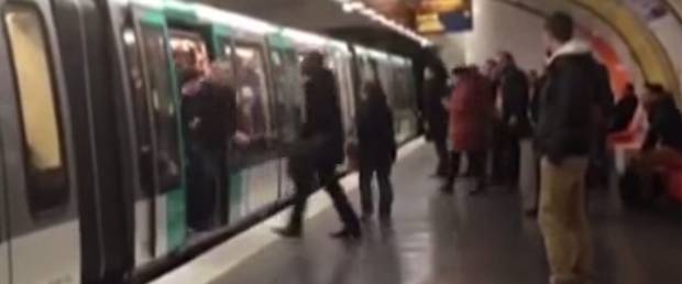 images_News_Canada_chelsea-fans-train6-v2