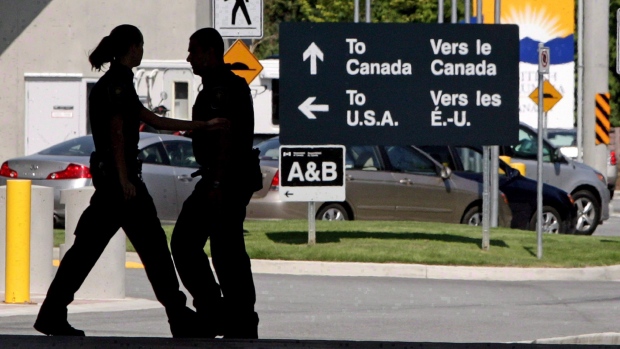 images_News_Canada_borderofficials