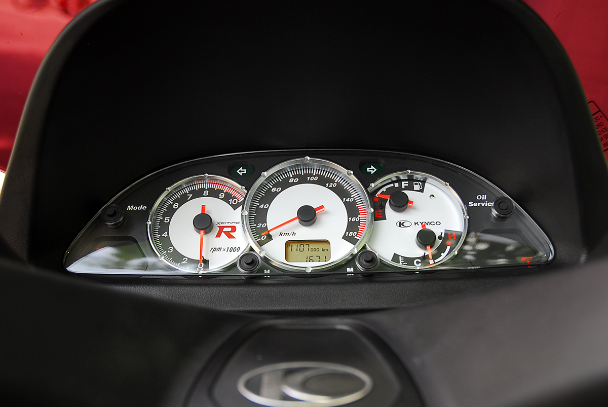 The gauge cluster is easy to read with its high contrast colour scheme 