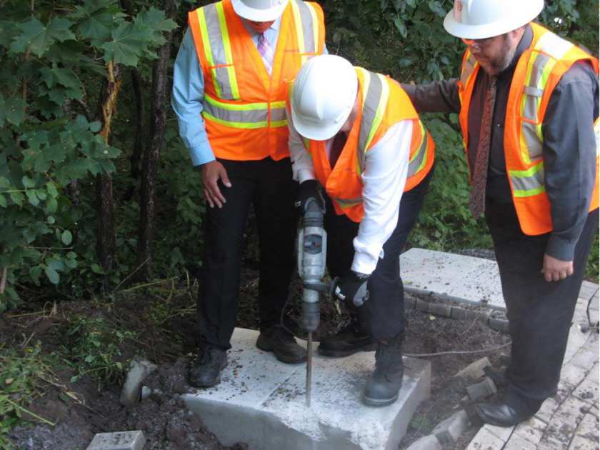 images_News_Canada_montreal-mayor-denis-coderre-centre-uses-a-jackhammer-to-d