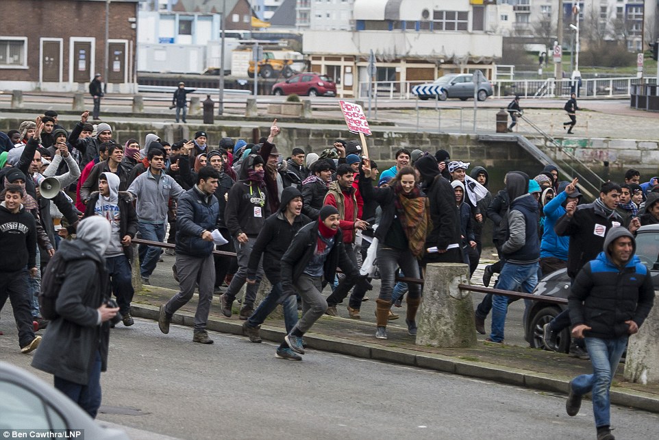 images_News_England_3081273700000578-3413566-The_Port_of_Calais_has_been_closed_after_hundreds_of_migrants_st-a-23_1453572800624
