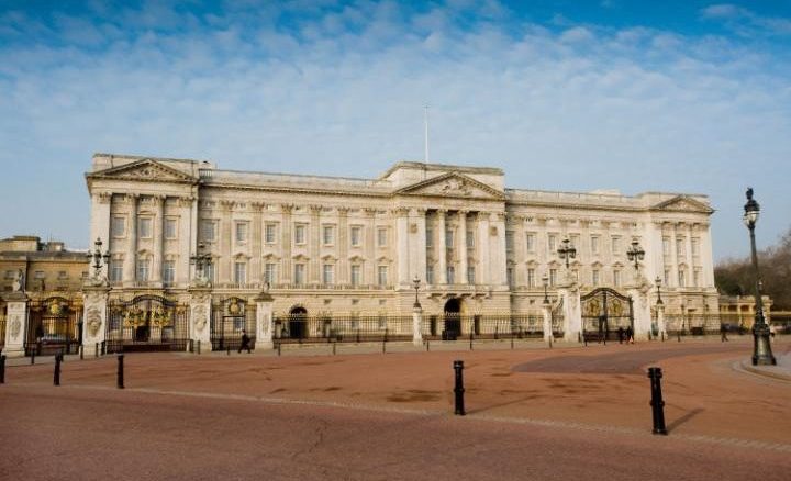 officers arrest buckingham palace trespasser within 7 minutes