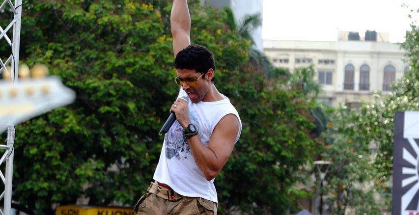 farhan akhtar does an aerial act for jaago!