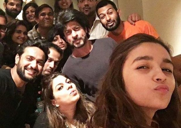 shah rukh khan and alia bhatt give special gifts to dear zindagi crew