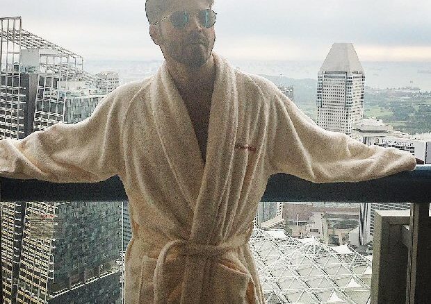 varun dhawan goofing around on sets of badrinath ki dulhania in singapore