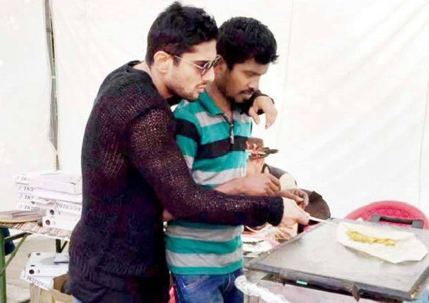 prateik babbar sells dosas at a film festival