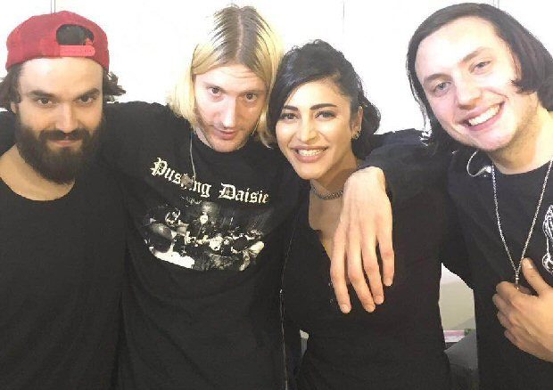 shruti haasan attends the dinosaur pile up concert in hyderabad